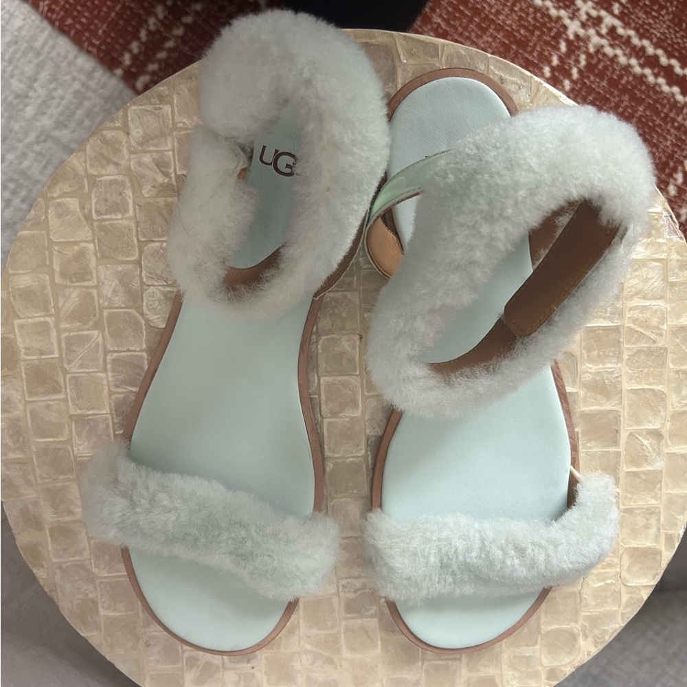 UGG Fluff Springs Sandal Patent Leather - Picture 6 of 9
